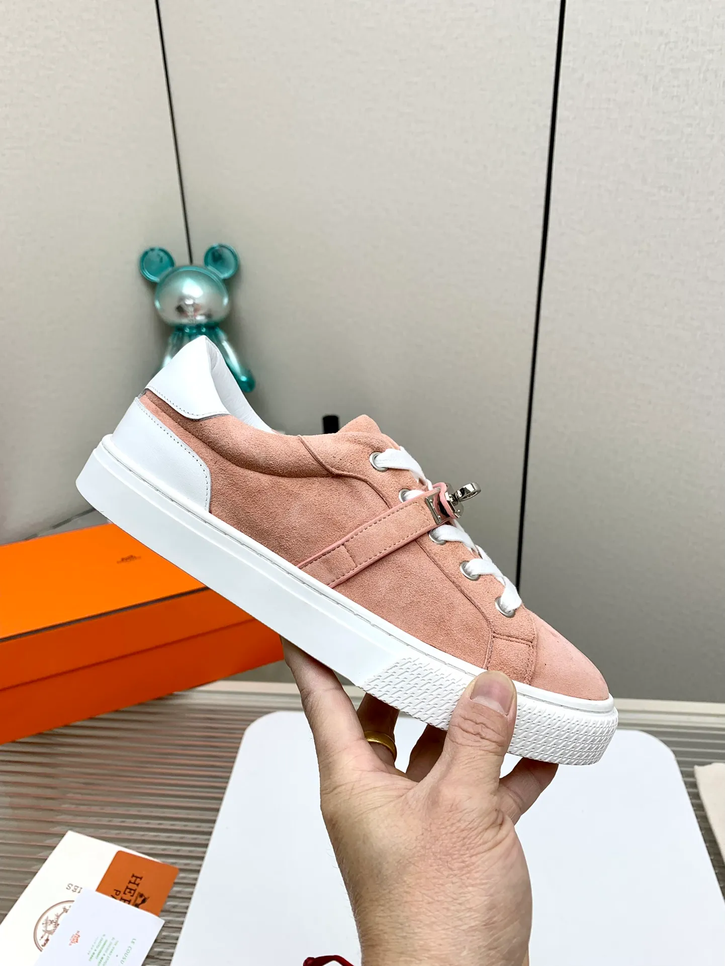 👟👟Ex-factory price 660👟👟 Men's style ➕10 (high version) Hermes classic couple model #𝐊𝐞𝐥𝐥𝐲 buckle casual white skate shoes, which will not conflict with shoes at all. Full of unknowns, Hermès rarely produces flat casual shoes and they are paired with classic palladium-plated Kelly shoe buckles! You'll fall in love with it at first sight. It's super versatile and can be worn with any skirt or pants. 🉑️Looking in with your eyes closed, it looks super noble. Fabric: Specific cowhide/canvas material. Lining: Sheepskin lining. Outsole: Original molded TPU outsole. Size: 35-45.